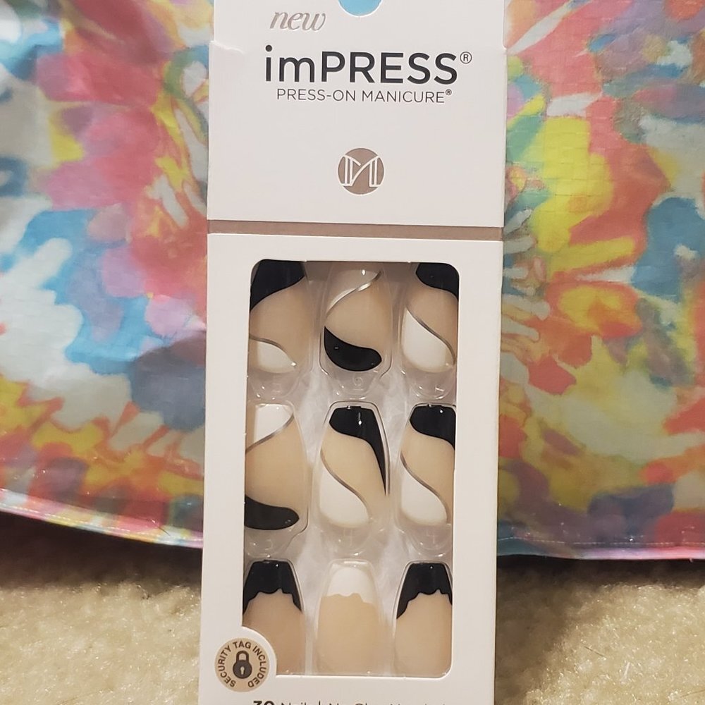 KISS imPRESS Medium Coffin Gel Press-On Nails, Glossy Black & White, 30 Pieces